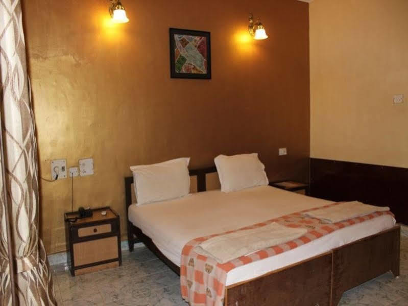 Dona Julia Beach Resort Калангут Екстер'єр фото